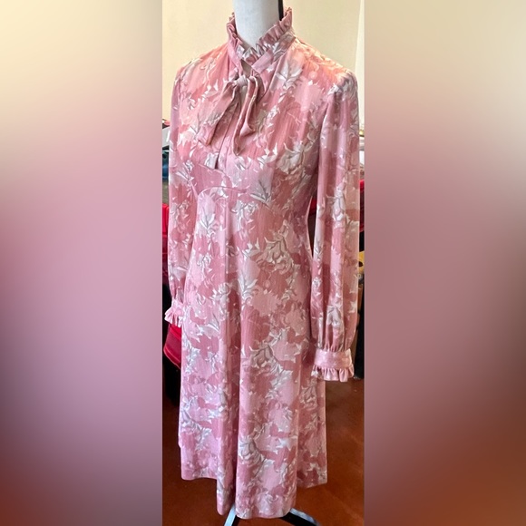 Vintage 1970s Pink Floral Tie Necklace Dress - Picture 3 of 14